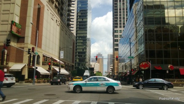 USA - Chicago - samochód na skrzyżowaniu w północnej części miasta - czerwiec 2013