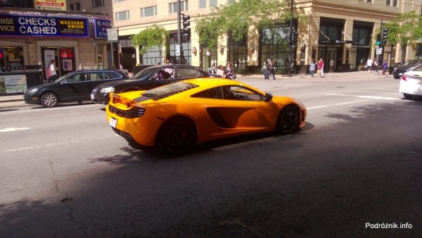 USA - Chicago - żółty samochód sportowy na ulicy - czerwiec 2013