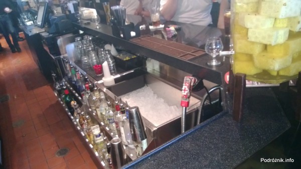 USA - przedmieścia Chicago - Longhorn Steaks - bar od strony barmana - czerwiec 2013