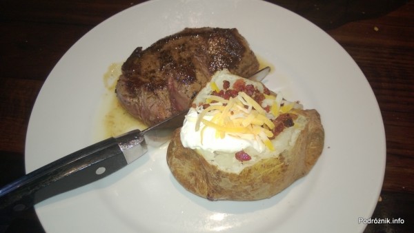 USA - przedmieścia Chicago - Longhorn Steaks - stek - filet z pieczonym ziemniakiem - czerwiec 2013