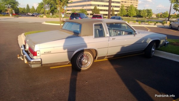 USA - przedmieścia Chicago - Longhorn Steaks - zabytkowy samochód przed restauracją - czerwiec 2013