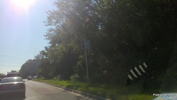 USA - przedmieścia Chicago - znak drogowy ostrzegający o robieniu zdjęć przejeżdżającym na czerwonym świetle - czerwiec 2013