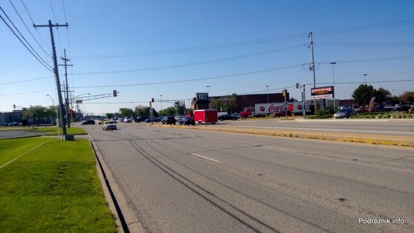 USA - przedmieścia Chicago - widok na skrzyżowanie z trawnika - czerwiec 2013