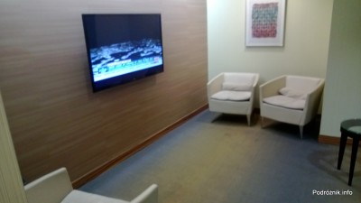 USA - Chicago O'Hare International Airport - Terminal 5 - Swissport Lounge - salka z telewizorem - czerwiec 2013