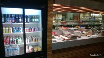 USA - Chicago O'Hare International Airport - Terminal 5 - Swissport Lounge - lodówka i lada z napojami i przekąskami - czerwiec 2013