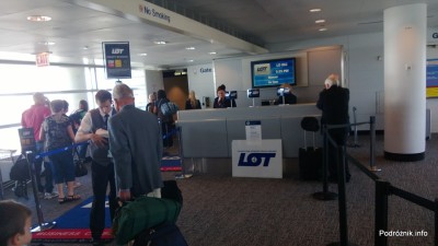 USA - Chicago O'Hare International Airport (ORD) - przy bramce Polskich Linii Lotniczych LOT (LO) - podium - czerwiec 2013