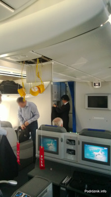 Polskie Linie Lotnicze LOT - Boeing 787 Dreamliner (SP-LRA) - Klasa Biznes (Elite Club) - maski tlenowe i czerwone rączki - czerwiec 2013