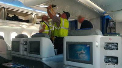 Polskie Linie Lotnicze LOT - Boeing 787 Dreamliner (SP-LRA) - Klasa Biznes (Elite Club) - maski tlenowe i mechanicy w uniformach flightcheck - czerwiec 2013