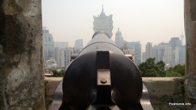 Chiny - Makao - armata wycelowana w Grand Lisboa Casino - kwiecień 2013