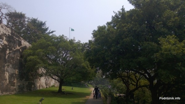 Chiny - Makao - powiewająca flaga nad twierdzą - kwiecień 2013