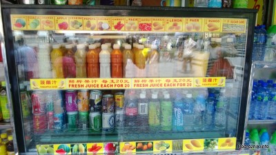 Chiny - Makao - świeże soki w butelkach z azjatyckich owoców i warzyw - kwiecień 2013