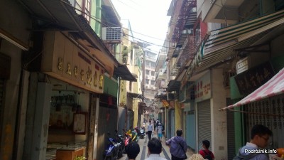 Chiny - Makao - wąska ulica w okolicach historycznego centrum - kwiecień 2013