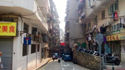 Chiny - Makao - parking dla skuterów pod blokiem - kwiecień 2013