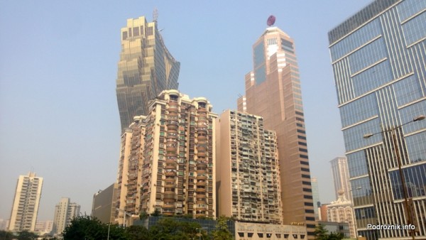 Chiny - Makao - blok mieszkalny z Grand Lisboa Casino w tle - kwiecień 2013