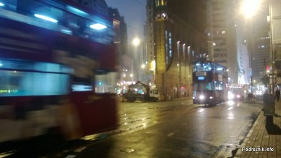 Chiny - Hongkong - dwa oświetlone piętrowe tramwaje w nocy podczas jazdy - kwiecień 2013