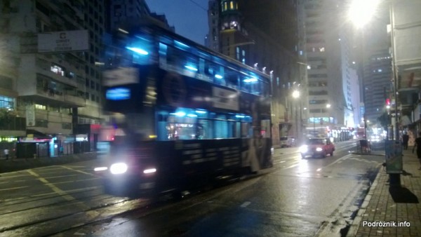 Chiny - Hongkong - oświetlony piętrowy tramwaj w nocy podczas jazdy - kwiecień 2013
