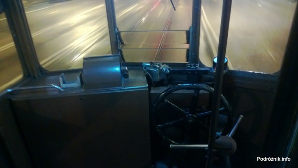 Chiny - Hongkong - nocne zdjęcie z końca jadącego piętrowego tramwaju - kwiecień 2013