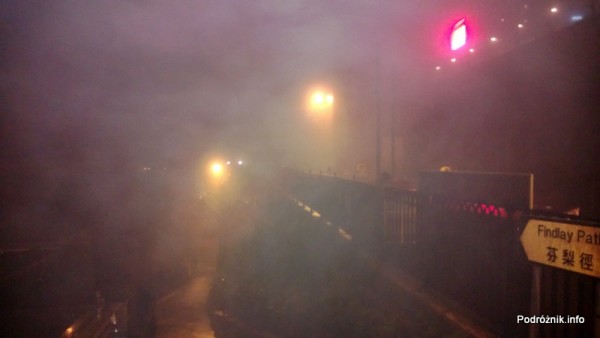 Chiny - Hongkong - Wzgórze Wiktorii (The Peak) - mgła rozświetlona lampami - kwiecień 2013
