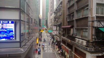 Chiny - Hongkong - poprzeczna uliczka widziana z najdłuższych na świecie schodów ruchomych - kwiecień 2013