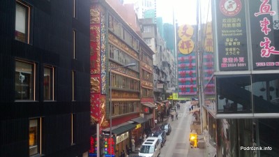Chiny - Hongkong - poprzeczna uliczka z czerwonym budynkiem widziana z najdłuższych na świecie schodów ruchomych - kwiecień 2013