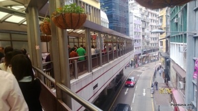 Chiny - Hongkong - ludzie stojący w kolejce po darmowe doładowanie karty miejskiej za korzystanie z najdłuższych na świecie schodów ruchomych - kwiecień 2013