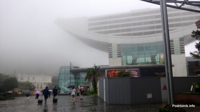 Chiny - Hongkong - Wzgórze Wiktorii (The Peak) - budynek ze sklepami, restauracjami i tarasem widokowym - kwiecień 2013