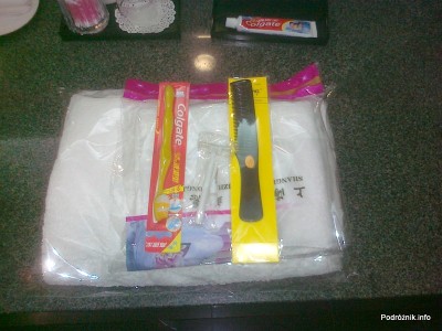 Chiny - Lotnisko w Pekinie - BGS Premier Lounge Beijing Capital International Airport Terminal 2 - zestaw kąpielowy - kwiecień 2013