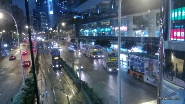 Chiny - Hongkong - ulica z piętrowymi tramwajami i autobusami nocą - kwiecień 2013