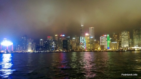 Chiny - Hongkong - oświetlone wieżowce nocą - kwiecień 2013
