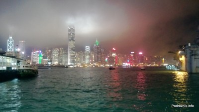 Chiny - Hongkong - oświetlone wieżowce nocą - kwiecień 2013