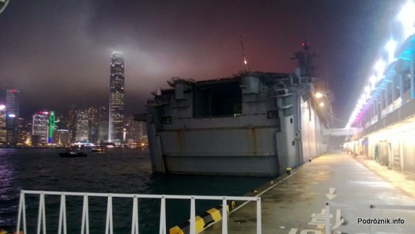 Chiny - Hongkong - oświetlone wieżowce nocą i statek marynarki wojennej - kwiecień 2013