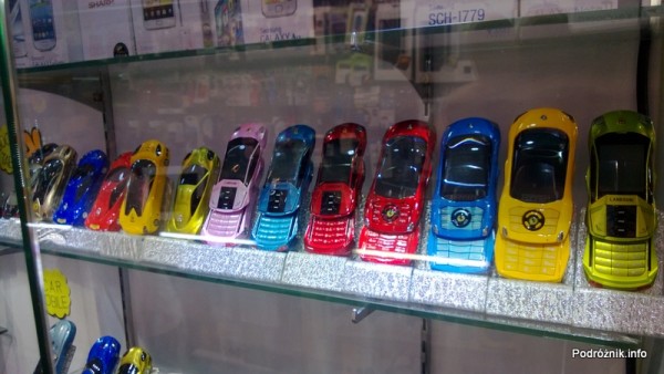 Chiny - Hongkong - bazar - obudowa telefonu w kształcie samochodu - kwiecień 2013