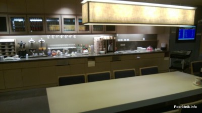 Chiny - Hongkong - lotnisko (Hong Kong International Airport HKG) - Salonik China Airlines (China Airlines Lounge) - barek z jedzeniem i napojami - kwiecień 2013