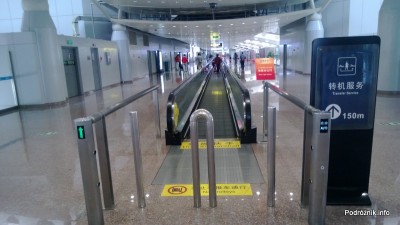 Chiny - Lotnisko w Pekinie - Beijing Capital International Airport - ruchomy chodnik - kwiecień 2013