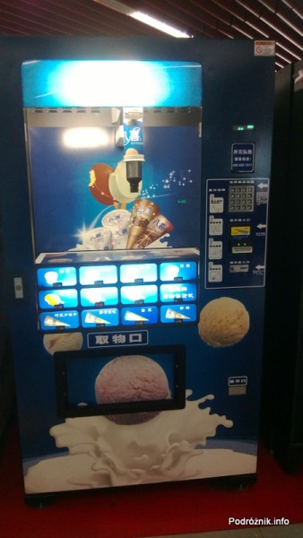 Chiny - Pekin - automat do lodów - kwiecień 2013
