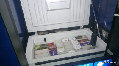 Chiny - Pekin - automat do lodów - otwarta klapa od zamrażarki i opuszczona przyssawka - kwiecień 2013