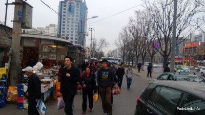 Chiny - Pekin - okolice dworca kolejowego Dongzhimen - ludzie na ulicy - kwiecień 2013