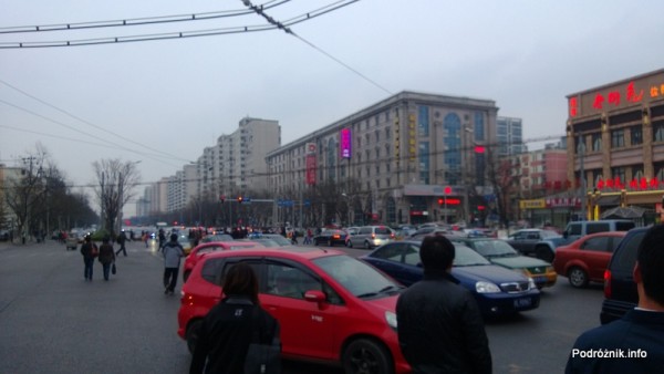 Chiny - Pekin - okolice dworca kolejowego Dongzhimen - zakorkowane skrzyżowanie - kwiecień 2013
