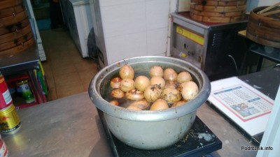 Chiny - Pekin - okolice dworca kolejowego Dongzhimen - gotowane jaja - kwiecień 2013