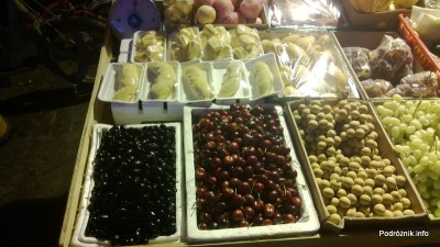 Chiny - Pekin - okolice dworca kolejowego Dongzhimen - stragan z owocami - kwiecień 2013