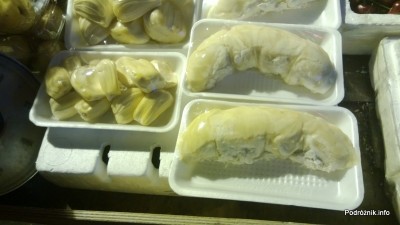 Chiny - Pekin - okolice dworca kolejowego Dongzhimen - stragan z owocami - durian w porcjach - kwiecień 2013