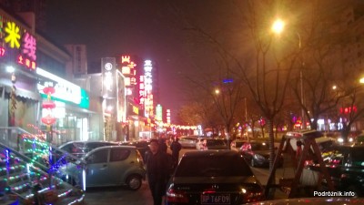 Chiny - Pekin - okolice dworca kolejowego Dongzhimen - samochody zaparkowane na chodniku - kwiecień 2013