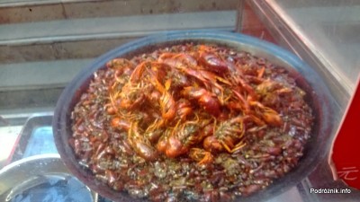 Chiny - Pekin - okolice dworca kolejowego Dongzhimen - miska z rakami przed jedną z restauracji - kwiecień 2013