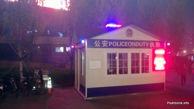 Chiny - Pekin - okolice dworca kolejowego Dongzhimen - posterunek policji - kwiecień 2013