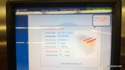 Chiny - Pekin - dworzec kolejowy Dongzhimen - ekran automatu do sprzedaży biletów na Airport Express - kwiecień 2013
