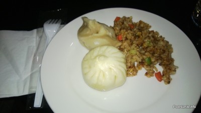 Chiny - Lotnisko w Pekinie - BGS Premier Lounge Beijing Capital International Airport Terminal 2 - talerz z jedzeniem - kwiecień 2013