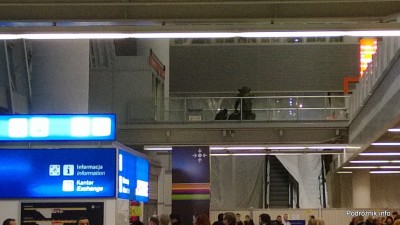 Polska - Warszawa - Lotnisko Chopina - saperzy podczas pracy na poziomie odlotów - grudzień 2013