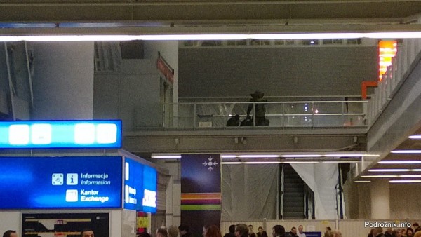 Polska - Warszawa - Lotnisko Chopina - saperzy podczas pracy na poziomie odlotów - grudzień 2013