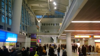 Polska - Warszawa - Lotnisko Chopina - poziom przylotów oraz saperzy pracujący powyżej na pomoście - grudzień 2013