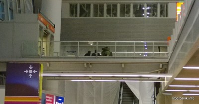 Polska - Warszawa - Lotnisko Chopina - pomost na poziomie odlotów z pracującymi saperami - grudzień 2013